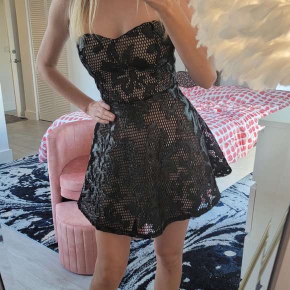 Gourgeous Black Guess Strapless Sweetheart Neckline Skater Dress - Picture 4 of 7